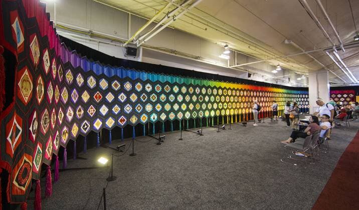 Kanada National Ausstellung in Toronto (170819) -- TORONTO, Aug. 19, 2017 -- The Quilt of Belonging is seen at the 139th Canadian National Exhibition in Toronto, Canada, Aug. 18, 2017. The Quilt of Belonging is a 36-metre-long and 3.5-metre-high collaborative textile artwork with 263 blocks representing the aboriginal groups and immigrants in Canada. ) (djj) CANADA-TORONTO-QUILT OF BELONGING ZouxZheng 