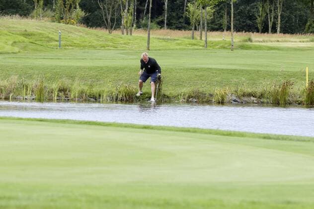 Johannes B. Kerner auf der Suche nach seinem Golfball beim 10. GRK Golf Charity Masters 2017 in der Golfanlage Golfclub Leipzig im Golfresort Machern. Leipzig, 19.08.2017 Foto:xS.xGabschx xFuturexImage