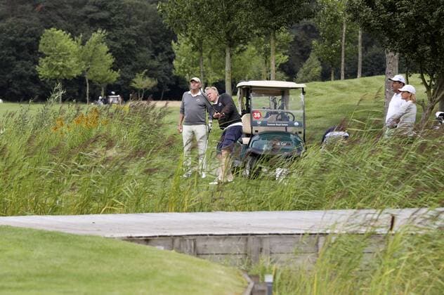 Johannes B. Kerner auf der Suche nach seinem Golfball beim 10. GRK Golf Charity Masters 2017 in der Golfanlage Golfclub Leipzig im Golfresort Machern. Leipzig, 19.08.2017 Foto:xS.xGabschx xFuturexImage