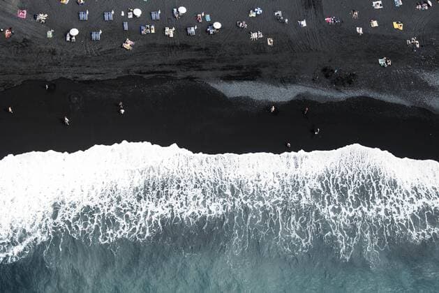  Brandung, Badegäste an schwarzem Lavastrand, Puerto Naos, La Palma, Kanarische Inseln, Spanien, Europa Copyright: imageBROKER/FrankxFleischmann ibxffl04537230.jpg