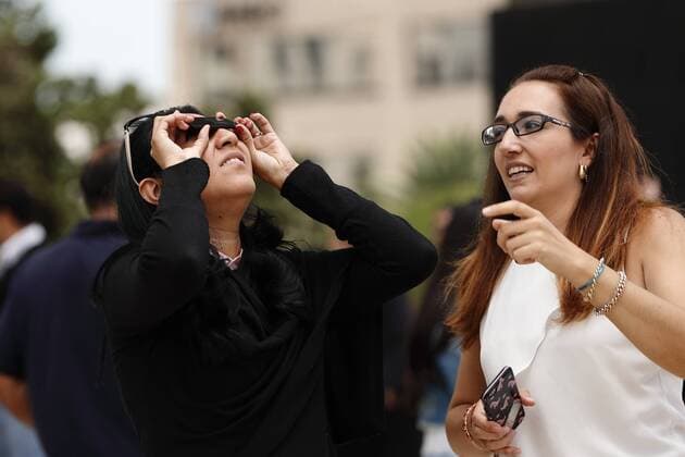 People view the solar eclipse from Mexico City, Mexico, 21 August 2017. The 21 August 2017 total solar eclipse will last a maximum of 2 minutes 43 seconds and the thin path of totality will pass through portions of 14 US states, according to the National Aeronautics and Space Administration (NASA). The solar eclipse in Mexico City !ACHTUNG: NUR REDAKTIONELLE NUTZUNG!  Copyright: xJoséxMéndezx MEX01 20170821-636389471671640492