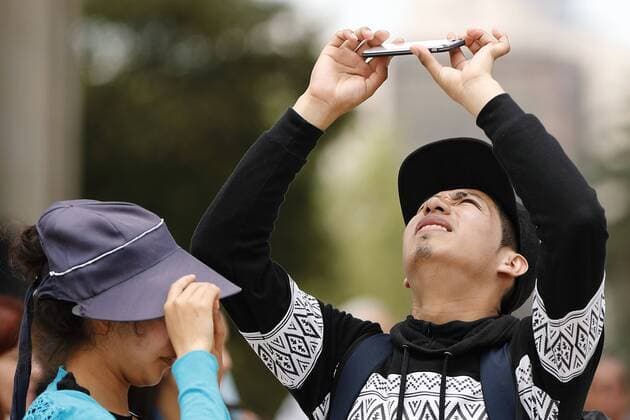 People view the solar eclipse from Mexico City, Mexico, 21 August 2017. The 21 August 2017 total solar eclipse will last a maximum of 2 minutes 43 seconds and the thin path of totality will pass through portions of 14 US states, according to the National Aeronautics and Space Administration (NASA). The solar eclipse in Mexico City !ACHTUNG: NUR REDAKTIONELLE NUTZUNG!  Copyright: xJoséxMéndezx MEX01 20170821-636389471702684492