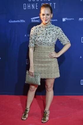 Alicia von RITTBERG (Schauspielerin), Einzelbild,Freisteller, Ganzkoerperaufnahme,ganze Figur. Filmpremiere JUGEND OHNE GOTT. Roter Teppich,Red Carpet am 21.08.2017.