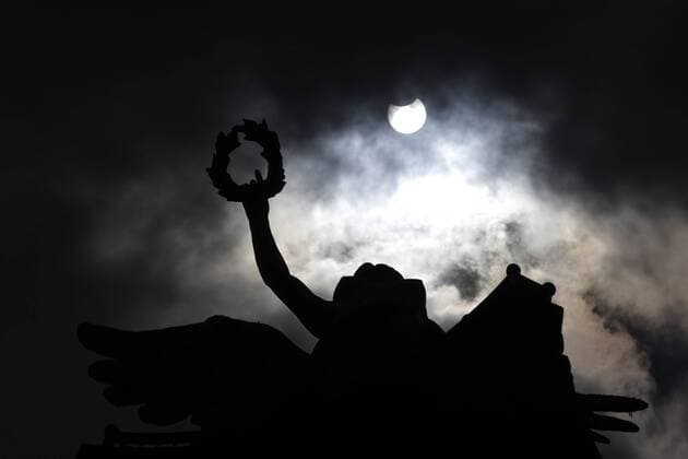 Sonnenfinsternis über Mexiko August 21, 2017 - EUM20170821TEC06.JPG .CIUDAD DE MEXICO Eclipse-Solar-CDMX.- Aspectos del Eclipse Solar parcial visto desde el Ãngel de la Independencia, en la Ciudad de Mexico, el lunes 21 de agosto de 2017. Foto: Agencia EL UNIVERSAL Ivan Stephens EVZ.  - ZUMAu78_ 20170821_zaf_u78_027 Copyright: xIvanxStephensx