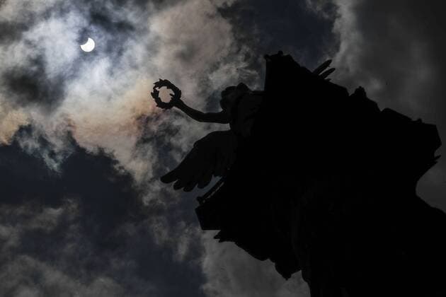 Sonnenfinsternis über Mexiko August 21, 2017 - EUM20170821TEC07.JPG .CIUDAD DE MEXICO Eclipse-Solar-CDMX.- Aspectos del Eclipse Solar parcial visto desde el Ãngel de la Independencia, en la Ciudad de Mexico, el lunes 21 de agosto de 2017. Foto: Agencia EL UNIVERSAL Ivan Stephens EVZ.  - ZUMAu78_ 20170821_zaf_u78_028 Copyright: xIvanxStephensx