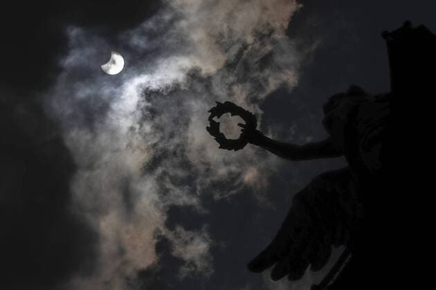 Sonnenfinsternis über Mexiko August 21, 2017 - EUM20170821TEC09.JPG .CIUDAD DE MEXICO Eclipse-Solar-CDMX.- Aspectos del Eclipse Solar parcial visto desde el Ãngel de la Independencia, en la Ciudad de Mexico, el lunes 21 de agosto de 2017. Foto: Agencia EL UNIVERSAL Ivan Stephens EVZ.  - ZUMAu78_ 20170821_zaf_u78_030 Copyright: xIvanxStephensx