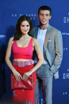 Jannis NIEWOEHNER (Schauspieler), mit Emilia SCHUELE (Schauspielerin). Filmpremiere JUGEND OHNE GOTT. Roter Teppich,Red Carpet am 21.08.2017.