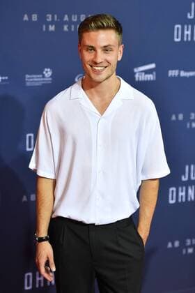 Jannik SCHUEMANN (Schauspieler), Einzelbild,angeschnittenes Einzelmotiv,Halbfigur,halbe Figur. Filmpremiere JUGEND OHNE GOTT. Roter Teppich,Red Carpet am 21.08.2017.