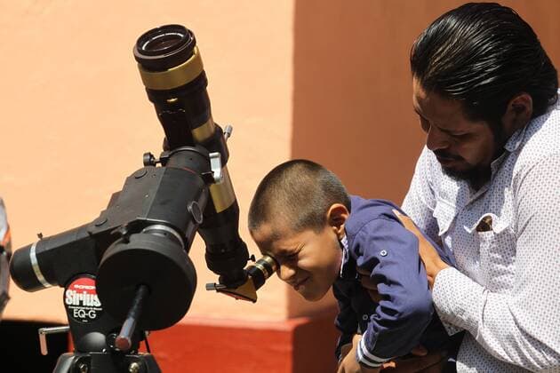 Dozens of people observe the partial solar eclipse, in Guadalajara, Mexico, 21 August 2017. Solar eclipse in Guadalajara !ACHTUNG: NUR REDAKTIONELLE NUTZUNG!  Copyright: xUlisesxRuizxBasurtox MEX18 20170821-636389534905507152