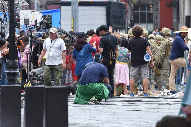 August 21, 2017 - Mexico City, Mexico, Mexico - People acting as extras are seen on a street closed to the traffic during the filming of scenes of the movie Godzilla, King of the Monsters in the historical centre of Mexico City on August 20, 2017. Godzilla invades Mexico City as scenes from the Japanese monster s latest movie directed by Michael Dougherty are filmed in the capital. Mexico City Mexico  - ZUMAn230 20170821_zaa_n230_391 Copyright: xCarlosxTischlerx