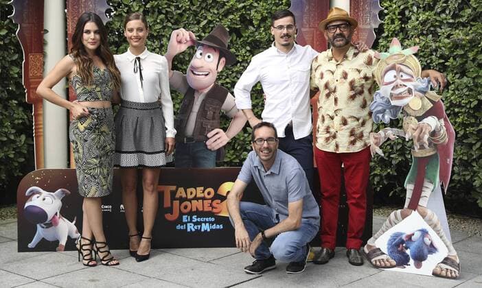 Spanish cast actor Jose Corbacho (R) and cast actresses Michelle Jenner (2L) and Adriana Ugarte (L) pose with directors Enrique Gato (2R) and David Alonso (3R, down) during the premiere of the Spanish animation film Tadeo Jones 2. The secret of King Midas in Madrid, Spain, 22 August 2017. The film will be shown on Spanish theatres from 25 August 2017. Premiere of the Spanish animation film Tadeo Jones 2. The Secret of King Midas !ACHTUNG: NUR REDAKTIONELLE NUTZUNG!  Copyright: xJ.J.xGuillénx 20170822-636390056183226163