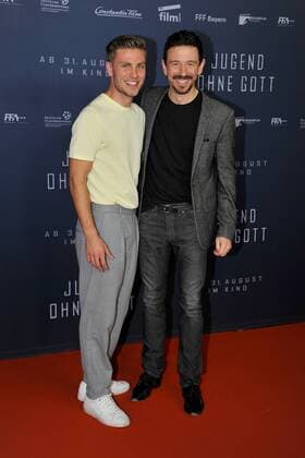 Jannik Schuemann, Oliver Berben Ankunft zur Premiere Jugend ohne Gott im Kino Zoo Palast in Berlin, am 22.08.2017