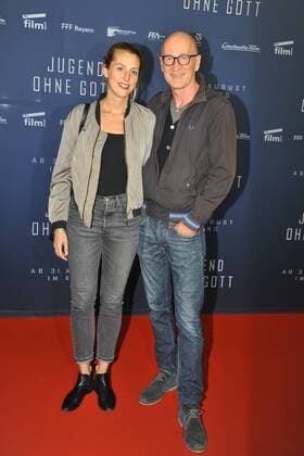 Peter Lohmeyer mit Freundin Leonie Seifert Ankunft zur Premiere Jugend ohne Gott im Kino Zoo Palast in Berlin, am 22.08.2017