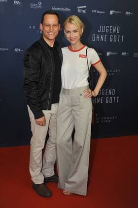 Vinzenz Kiefer mit Ehefrau Masha Tokareva Ankunft zur Premiere Jugend ohne Gott im Kino Zoo Palast in Berlin, am 22.08.2017