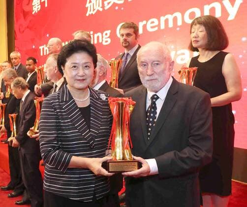 Bilder des Tages (170823) -- BEIJING, Aug. 23, 2017 -- Chinese Vice Premier Liu Yandong (L) presents trophies to winners of the 11th Special Book Award of China in Beijing, capital of China, Aug. 22, 2017. ) (mcg) CHINA-BEIJING-LIU YANDONG-SPECIAL BOOK AWARD (CN) LiuxWeibing 