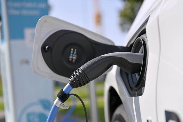20.08.2017, BMW-Autohaus Unterberger in Lindau am Bodensee, BMW 2er Elektroauto, ein Plug-In Hybrid wird an der Ladestation geladen. 20.08.2017, BMW Autohaus Neuwagenverkauf 20.08.2017, BMW Autohaus Neuwagenverkauf