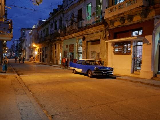 01.01.2017 Kuba Havanna Stadt . Kennzeichen am alten PKW Dodge Oldtimer in der Strasse