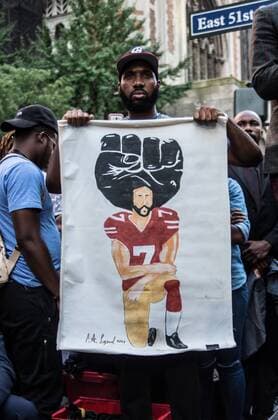 Themen der Woche Bilder des Tages August 23, 2017 - New York City, New York, United States of America - New Yorkers rallied behind now-unsigned NFL player Colin Kaepernick who has remained seated during the singing of the US National Anthem since 2016. Kaepernick has stated I am not going to stand up to show pride in a flag for a country that oppresses black people and people of color.Ã¢â‚¬Â Kaepernick exercised his free agency option with the San Francisco 49ers and remains unsigned, which some see as a sign of a blacklisting in the NFL. Calls against Verizon were also made due to its 130 million in advertising with the NFL. New York City United States of America - ZUMAb160 20170823_zbp_b160_024 Copyright: xSachellexBabbarx