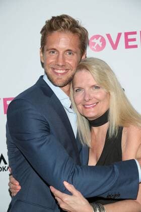 Matt Barr und seine Mutter DeDe Barr bei der The Layover Film Premiere am 23.08.2017 in Beverly Hills, Los Angeles The Layover Los Angeles Premiere, 2017 
