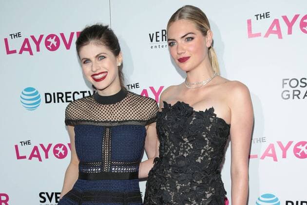Alexandra Daddario und Kate Upton, die beiden Hauptdarstellerinnen bei der The Layover Film Premiere am 23.08.2017 in Beverly Hills, Los Angeles The Layover Los Angeles Premiere, 2017 