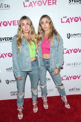 Allie Kaplan und ihre Schwester Lexi Kaplan bei der The Layover Film Premiere am 23.08.2017 in Beverly Hills, Los Angeles The Layover Los Angeles Premiere, 2017 