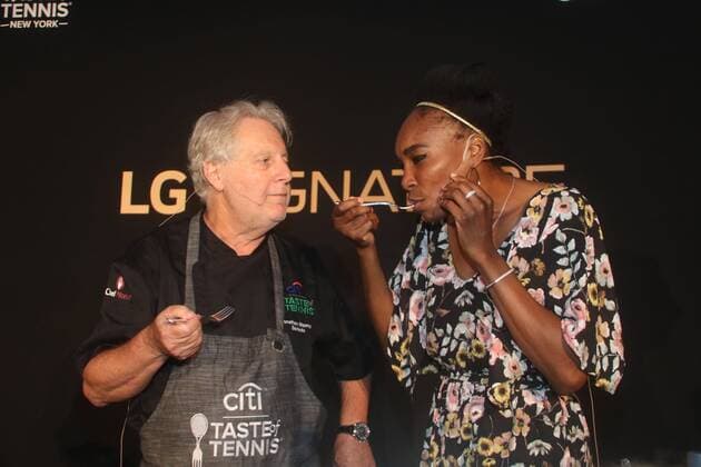 Venus Williams bei Taste of Tennis Event in New York August 24, 2017 - New York, New York, U.S. - VENUS WILLIAMS, chef JONATHAN WAXMAN. at Citi taste of Tennis at W hotel lexington ave 8-24-2017.Photos by Photos 2017. New York U.S. - ZUMAba9_ 20170824_zaf_ba9_037 Copyright: xJohnxBarrettx