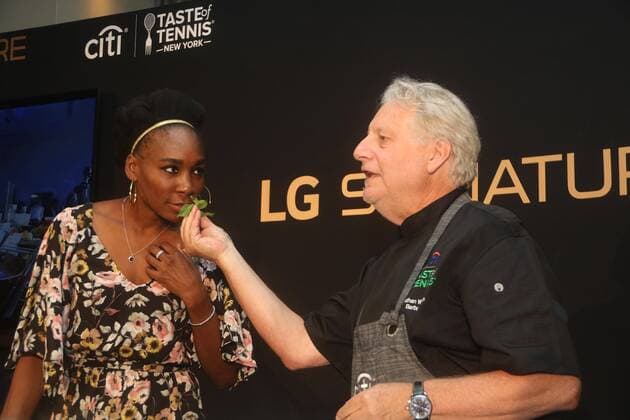 Venus Williams bei Taste of Tennis Event in New York August 24, 2017 - New York, New York, U.S. - VENUS WILLIAMS, chef JONATHAN WAXMAN. at Citi taste of Tennis at W hotel lexington ave 8-24-2017.Photos by Photos 2017. New York U.S. - ZUMAba9_ 20170824_zaf_ba9_078 Copyright: xJohnxBarrettx