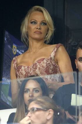 The French player Adil Rami came out on injury in the 25th minute of the match between OM and Domzale. Right after the match, the OM defender was joined by American actress Pamela Anderson. The companion of the French player attended, Thursday evening, for the first time, a match at the Vélodrome, Marseille, France. Pamela Anderson Marseille France  541727