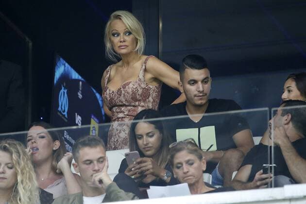 The French player Adil Rami came out on injury in the 25th minute of the match between OM and Domzale. Right after the match, the OM defender was joined by American actress Pamela Anderson. The companion of the French player attended, Thursday evening, for the first time, a match at the Vélodrome, Marseille, France. Pamela Anderson Marseille France  541727