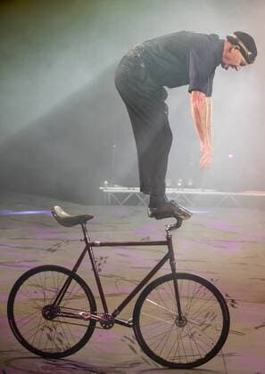 Premiere des Zirkus Flic Flac in Saarbrücken am Donnerstag (24.8.2017). Der Zirkus veröffentlicht in seinen Ablaufplänen keine Namen der Artisten, auch das Programm bleibt ohne Moderation. Typisch für Flic Flac sind das Todesrad und die Stunts der Motocross Fahrer. bub