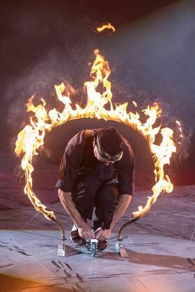 Premiere des Zirkus Flic Flac in Saarbrücken am Donnerstag (24.8.2017). Der Zirkus veröffentlicht in seinen Ablaufplänen keine Namen der Artisten, auch das Programm bleibt ohne Moderation. Typisch für Flic Flac sind das Todesrad und die Stunts der Motocross Fahrer. bub