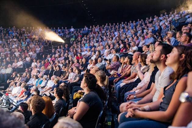 Premiere des Zirkus Flic Flac in Saarbrücken am Donnerstag (24.8.2017). Der Zirkus veröffentlicht in seinen Ablaufplänen keine Namen der Artisten, auch das Programm bleibt ohne Moderation. Typisch für Flic Flac sind das Todesrad und die Stunts der Motocross Fahrer. bub