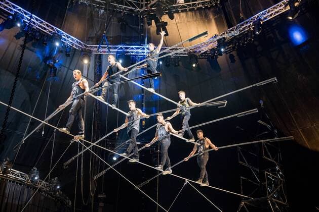 Premiere des Zirkus Flic Flac in Saarbrücken am Donnerstag (24.8.2017). Der Zirkus veröffentlicht in seinen Ablaufplänen keine Namen der Artisten, auch das Programm bleibt ohne Moderation. Typisch für Flic Flac sind das Todesrad und die Stunts der Motocross Fahrer. bub