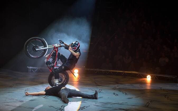 Premiere des Zirkus Flic Flac in Saarbrücken am Donnerstag (24.8.2017). Der Zirkus veröffentlicht in seinen Ablaufplänen keine Namen der Artisten, auch das Programm bleibt ohne Moderation. Typisch für Flic Flac sind das Todesrad und die Stunts der Motocross Fahrer. bub