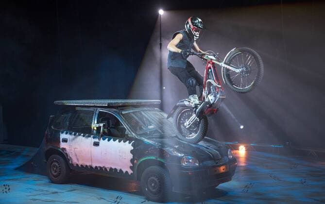 Premiere des Zirkus Flic Flac in Saarbrücken am Donnerstag (24.8.2017). Der Zirkus veröffentlicht in seinen Ablaufplänen keine Namen der Artisten, auch das Programm bleibt ohne Moderation. Typisch für Flic Flac sind das Todesrad und die Stunts der Motocross Fahrer. bub