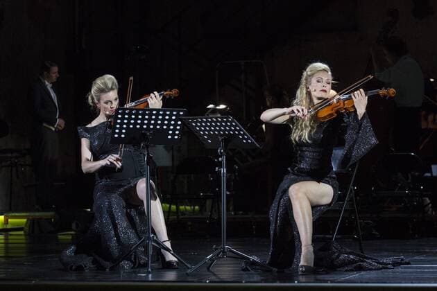 SPERRFRIST EMBARGO, Kein Licht, Ruhrtriennale, Duisburg, Germany SPERRFRIST EMBARGO bis to 8:00pm, 25 August 2017 Duisburg, Germany. 22 August 2017. L-R: Olivia Vermeulen and Sarah Sun. Dress rehearsal of the Ruhrtriennale world premiere Kein Licht, a Thinkspiel by Philippe Manoury and Nicolas Stemann. Adapted from the stage play Kein Licht. by Elfriede Jelinek. Performances run at the Gebläsehalle at Landschaftspark Nord in Duisburg from 25 August to 3 September 2017. Actors: Caroline Peter and Niels Bormann, Opera singers: Christina Daletska, Lionel Peintre, Sarah Sun and Olivia Vermeulen. Only for editorial use in connection with Ruhrtriennale reporting