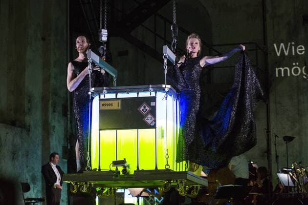 SPERRFRIST EMBARGO, Kein Licht, Ruhrtriennale, Duisburg, Germany SPERRFRIST EMBARGO bis to 8:00pm, 25 August 2017 Duisburg, Germany. 22 August 2017. Pictured: Niels Bormann and Caroline Peters. Dress rehearsal of the Ruhrtriennale world premiere Kein Licht, a Thinkspiel by Philippe Manoury and Nicolas Stemann. Adapted from the stage play Kein Licht. by Elfriede Jelinek. Performances run at the Gebläsehalle at Landschaftspark Nord in Duisburg from 25 August to 3 September 2017. Actors: Caroline Peter and Niels Bormann, Opera singers: Christina Daletska, Lionel Peintre, Sarah Sun and Olivia Vermeulen. Only for editorial use in connection with Ruhrtriennale reporting