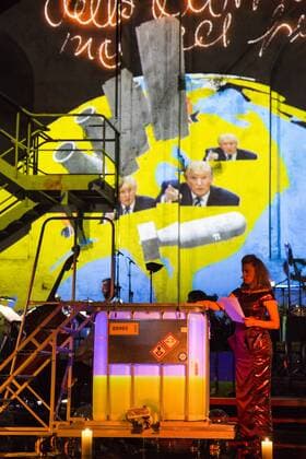 SPERRFRIST EMBARGO, Kein Licht, Ruhrtriennale, Duisburg, Germany SPERRFRIST EMBARGO bis to 8:00pm, 25 August 2017 Duisburg, Germany. 22 August 2017. Pictured: Caroline Peters. Dress rehearsal of the Ruhrtriennale world premiere Kein Licht, a Thinkspiel by Philippe Manoury and Nicolas Stemann. Adapted from the stage play Kein Licht. by Elfriede Jelinek. Performances run at the Gebläsehalle at Landschaftspark Nord in Duisburg from 25 August to 3 September 2017. Actors: Caroline Peter and Niels Bormann, Opera singers: Christina Daletska, Lionel Peintre, Sarah Sun and Olivia Vermeulen. Only for editorial use in connection with Ruhrtriennale reporting