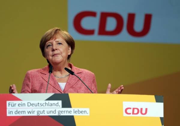 Bilder des Tages (170826) -- FULDA, Aug. 26, 2017 -- German Chancellor Angela Merkel speaks during an election rally for Germany s federal election in Fulda, Germany, on Aug. 25, 2017. Germans will elect a new federal parliament on Sept. 24. ) (zy) GERMANY-FULDA-ELECTION RALLY-MERKEL LuoxHuanhuan 
