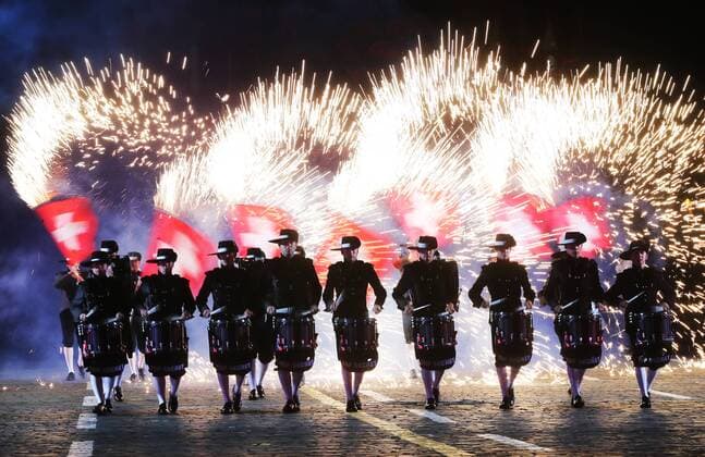 Themen der Woche MOSCOW, RUSSIA - AUGUST 26, 2017: Members of Switzerland s Top Secret Drum Corps perform at the opening ceremony of the 2017 Spasskaya Tower international military music festival in Moscow s Red Square. Sergei Savostyanov TASS  TS05D10C