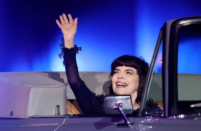 Entertainment Bilder der Woche Themen der Woche MOSCOW, RUSSIA - AUGUST 26, 2017: French singer Mireille Mathieu performs at the opening ceremony of the 2017 Spasskaya Tower international military music festival in Moscow s Red Square. Sergei Savostyanov TASS  TS05D117