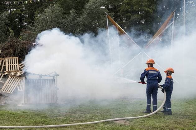 Jugendfeuerwehr während einer Einsatzvorführung beim Sommerfest der Freiwilligen Feuerwehr Schwanebeck Sommerfest der Freiwilligen Feuerwehr Schwanebeck