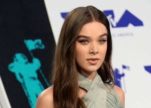 Hailee Steinfeld arrives for the 34th annual MTV Video Music Awards at The Forum in Inglewood, California on August 27, 2017.  LAP201708270380 JIMxRUYMEN