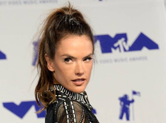 Bilder des Tages Alessandra Ambrosio arrivs for the 34th annual MTV Video Music Awards at The Forum in Inglewood, California on August 27, 2017.  LAP201708270410 JIMxRUYMEN