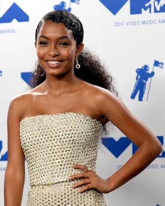 Yara Shahidi appears backstage during the 34th annual MTV Video Music Awards at The Forum in Inglewood, California on August 27, 2017.  LAP201708270455 JIMxRUYMEN