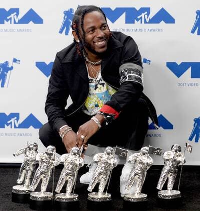 Entertainment Bilder der Woche Themen der Woche Bilder des Tages Kendrick Lamar, winner of Video of the Year, Best Hip Hop, Best Cinematography, Best Director, Best Art Direction and Best Visual Effects, appears backstage during the 34th annual MTV Video Music Awards at The Forum in Inglewood, California on August 27, 2017.  LAP201708270503 JIMxRUYMEN