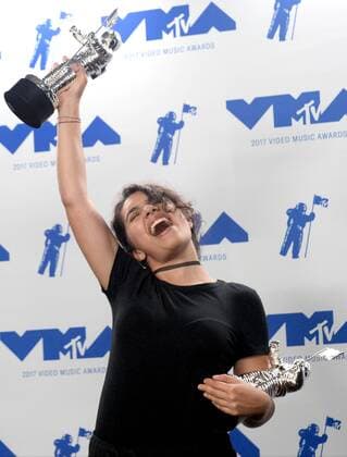 Bilder des Tages Alessia Cara, winner of Best Dance for Stay appears backstage during the 34th annual MTV Video Music Awards at The Forum in Inglewood, California on August 27, 2017.  LAP201708270517 JIMxRUYMEN