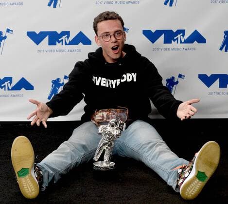 Bilder des Tages Logic, winner of the Best Fight Against The System award for Black Spiderman , appears backstage during the 34th annual MTV Video Music Awards at The Forum in Inglewood, California on August 27, 2017.  LAP201708270555 JIMxRUYMEN