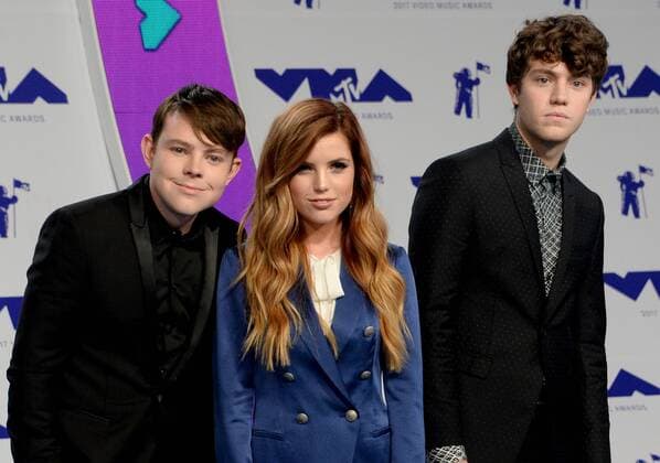 (L-R) Graham Sierota, Sydney Sierota and Noah Sierota of Echosmith arrive for the 34th annual MTV Video Music Awards at The Forum in Inglewood, California on August 27, 2017.  LAP201708270671 JIMxRUYMEN