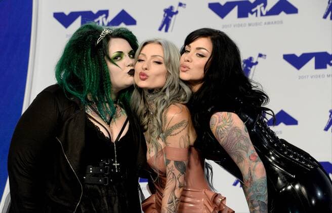 (L-R) Kelly Doty, Ryan Ashley, and Nikki Simpson arrive for the 34th annual MTV Video Music Awards at The Forum in Inglewood, California on August 27, 2017.  LAP201708270748 JIMxRUYMEN